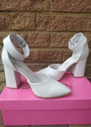 Женские белые туфли-деленки  с ремешком на каблуке7 фото