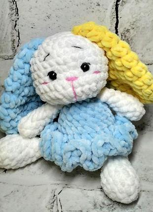 Вязаная игрушка амигуруми зайчик патриотричный зефирный