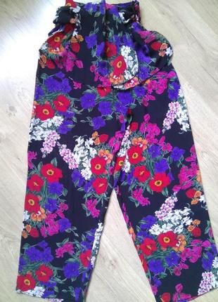 Эффектные женские вискозные широкие брюки на резинке / летние женские черные брюки в цветочный принт7 фото
