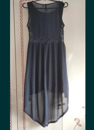 Черное платье с типом шлейфом