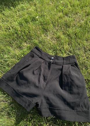 Базові чорні шорти bershka