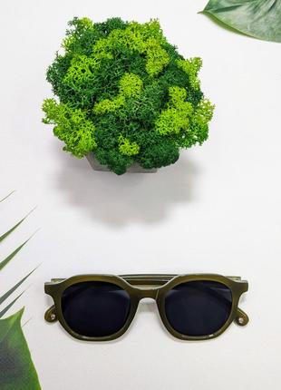 Солнцезащитные очки черные, мужские/женские,  в зеленой пластиковой  оправе ( без бренда)