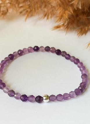 Браслет на резинке аметист (гранный шарик) + вставка цвета серебро d-4мм + - обхват 18см