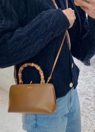 Чорна шкіряна сумка-гаманець із дерев'яною ручкою в стилі jil sander коричнева біла6 фото