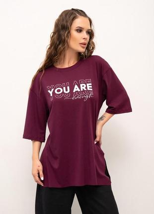 Бордова вільна футболка з розрізами