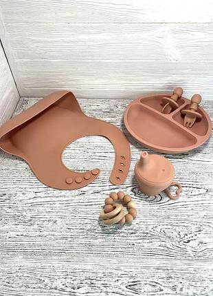 Силиконовый детский набор посуды с 6 предметов (тарелка секционная, ложка, вилка, слюнявчик, насадка-поилочка,