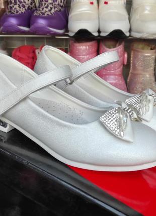 Белые туфли с бантиком для девочки праздничные перламутр маломер2 фото
