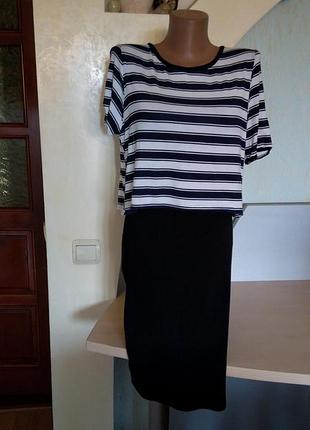 Очень элегантное черное платье прямого кроя с бело синим полосатым верхом разлетайкой