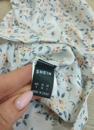 Shein летний укороченный топ футболка блуза кроптоп белый в цветочный принт s xs7 фото