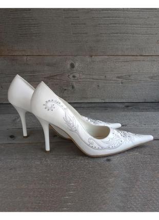 Свадебные классические белые кожаные туфли лодочки на шпильке острый длинный носок со стразами