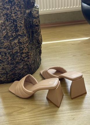 Шлепанцы на каблуке