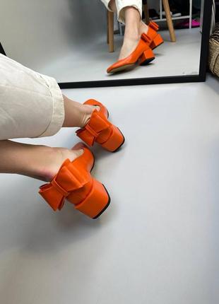 Яркие оранжевые туфли с бантиком6 фото