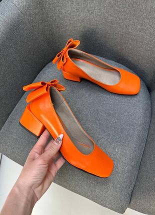 Яркие оранжевые туфли с бантиком1 фото