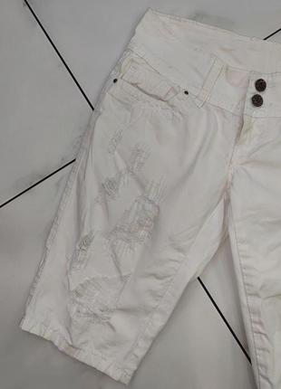 Женские джинсовые белые рваные шорты бриджи бермуды s 27 размер2 фото