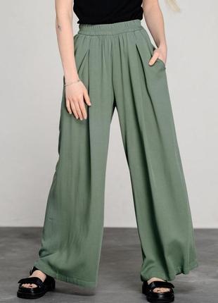 Женские свободные брюки с поясом на резинке зелёные modna kazka mkaz6446-12 фото