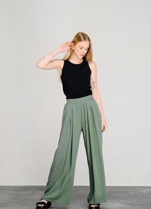 Женские свободные брюки с поясом на резинке зелёные modna kazka mkaz6446-11 фото