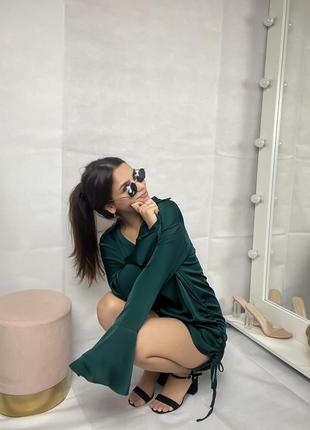 Сукня сорочка зеленого смарагдового кольору prettylittlething