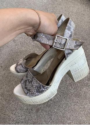 Удобные босоножки невысокий каблук