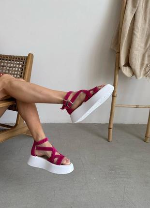 Босоніжки на високій підошві малина3 фото