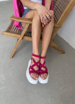 Босоніжки на високій підошві малина9 фото