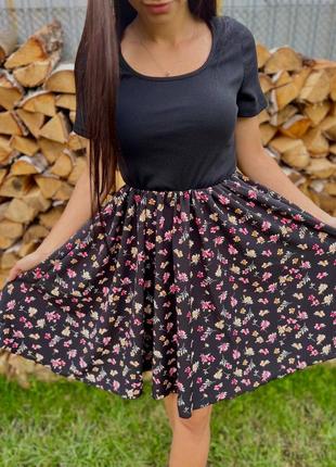 Женская юбка короткая мини нарядная повседневная легкая летняя на лето базовая цветочная бордовая белая черная синяя3 фото