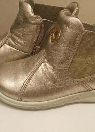 Золотые кожаные ботиночки для маленькой модницы6 фото
