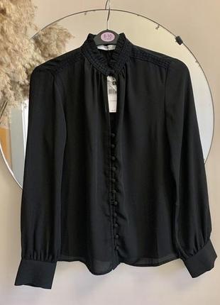 Блузка черная размер xs-s, от mango новая с биркой! с кружевом и красивой стойкой с защипами1 фото