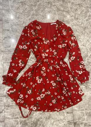 Шикарное красное платье с цветами