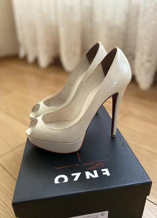 Бежеві туфлі босоніжки на підборах