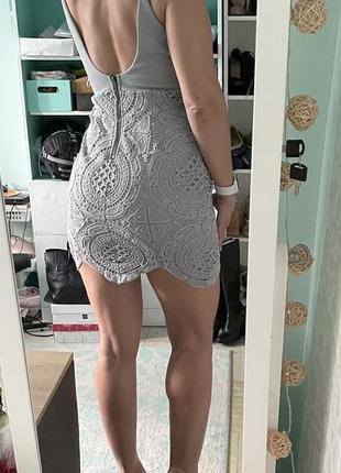Платье серое кружное с глубоким декольте2 фото