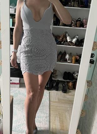 Платье серое кружное с глубоким декольте1 фото