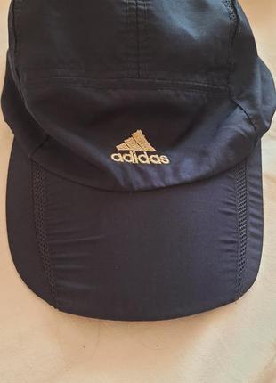 Летняя кепка adidas.