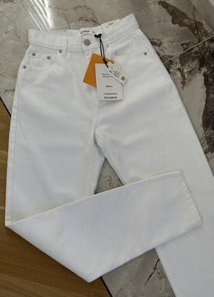 Белые джинсовые брюки pull & bear, белые мом джинсы на высокой талии