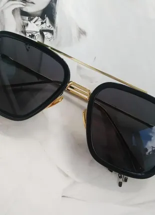 Сонцезахисні окуляри тоні старка чорний в золоті.