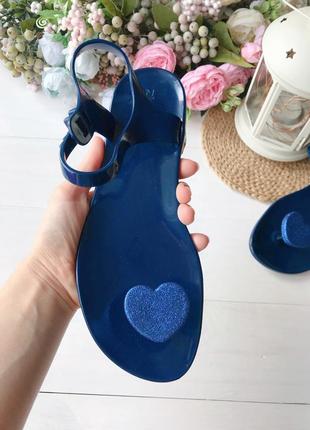 Стильные сандалии с глиттерным сердцем