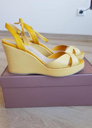 Нові шкіряні босоніжки на танкетці carlo pazolini