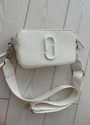 Белая сумка marc jacobs в спортивном стиле4 фото