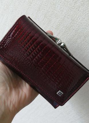 Жіночий бордовий гаманець з лакованої шкіри1 фото