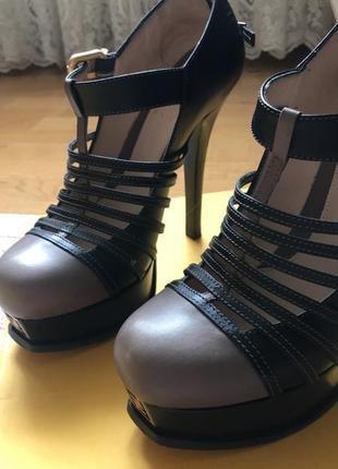 Туфлі fendi