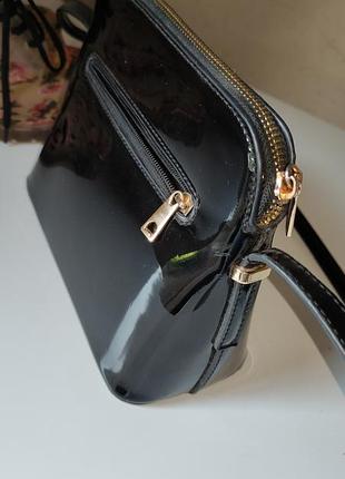 Черная лаковая сумочка