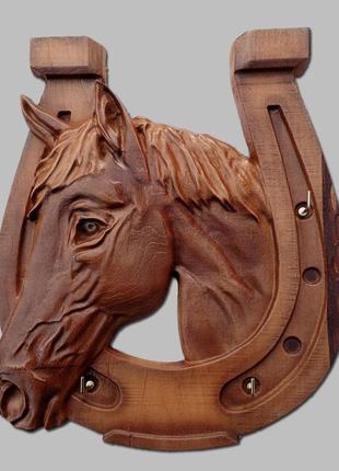Ключница подкова с конем деревянная резная размер 23 х 27 см.