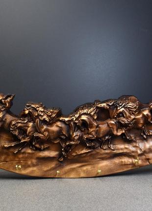 Ключница деревянная резная ''бегущие кони'' с фигурными краями размер 13 х 30 см.
