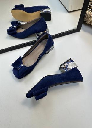 Сині замшеві туфлі з бантиком на квадратному каблуку4 фото