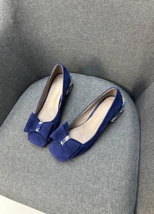 Сині замшеві туфлі з бантиком на квадратному каблуку2 фото