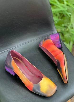 Яркие разноцветные туфли из велюра на квадратном каблуке