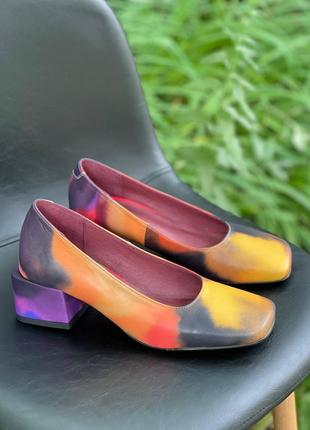 Яркие разноцветные туфли из велюра на квадратном каблуке3 фото