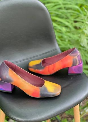 Яркие разноцветные туфли из велюра на квадратном каблуке2 фото
