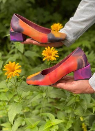 Яркие разноцветные туфли из велюра на квадратном каблуке7 фото