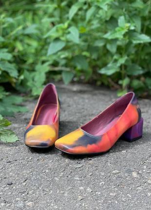Яркие разноцветные туфли из велюра на квадратном каблуке9 фото