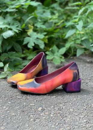 Яркие разноцветные туфли из велюра на квадратном каблуке8 фото